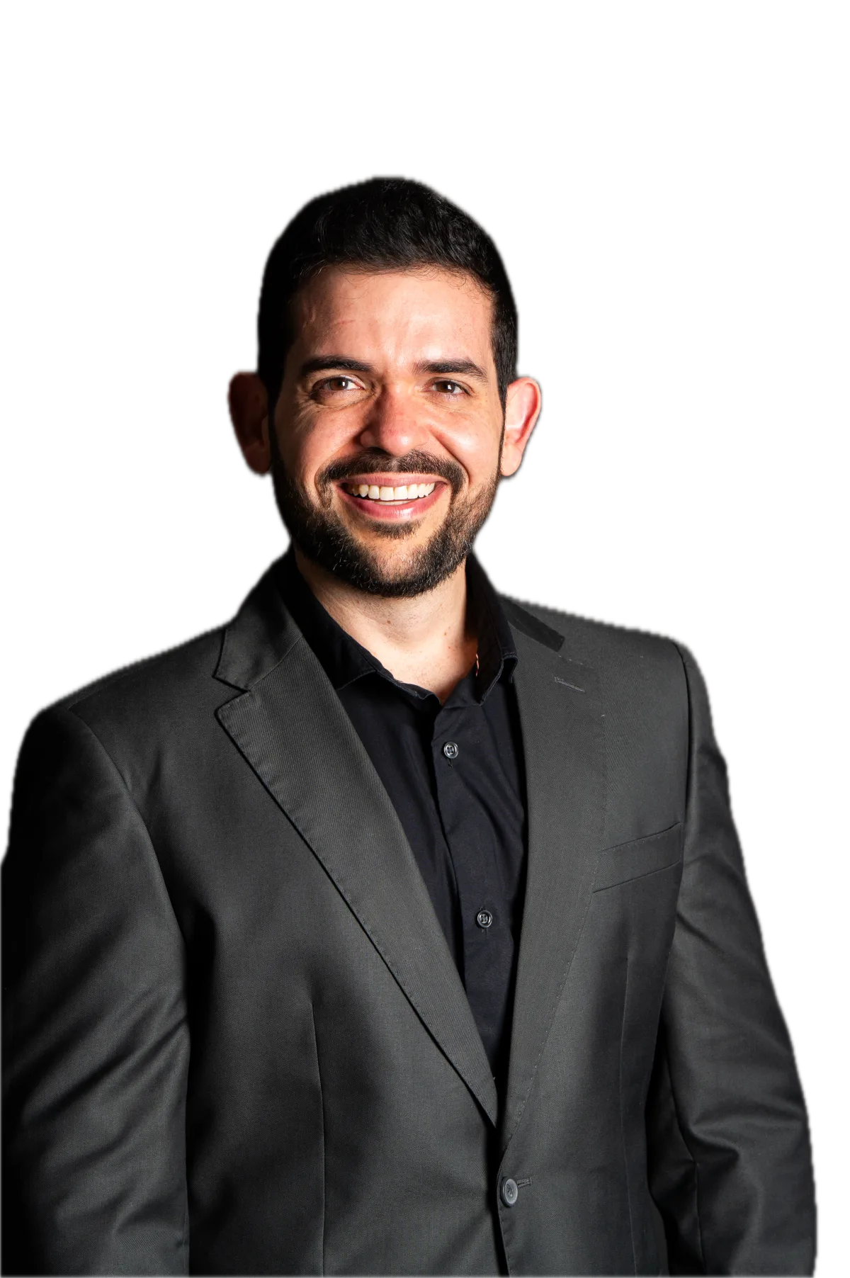 Igor Caleb sorrindo, vestido com terno escuro